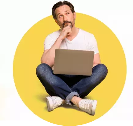 Homme assis avec ordinateur portable